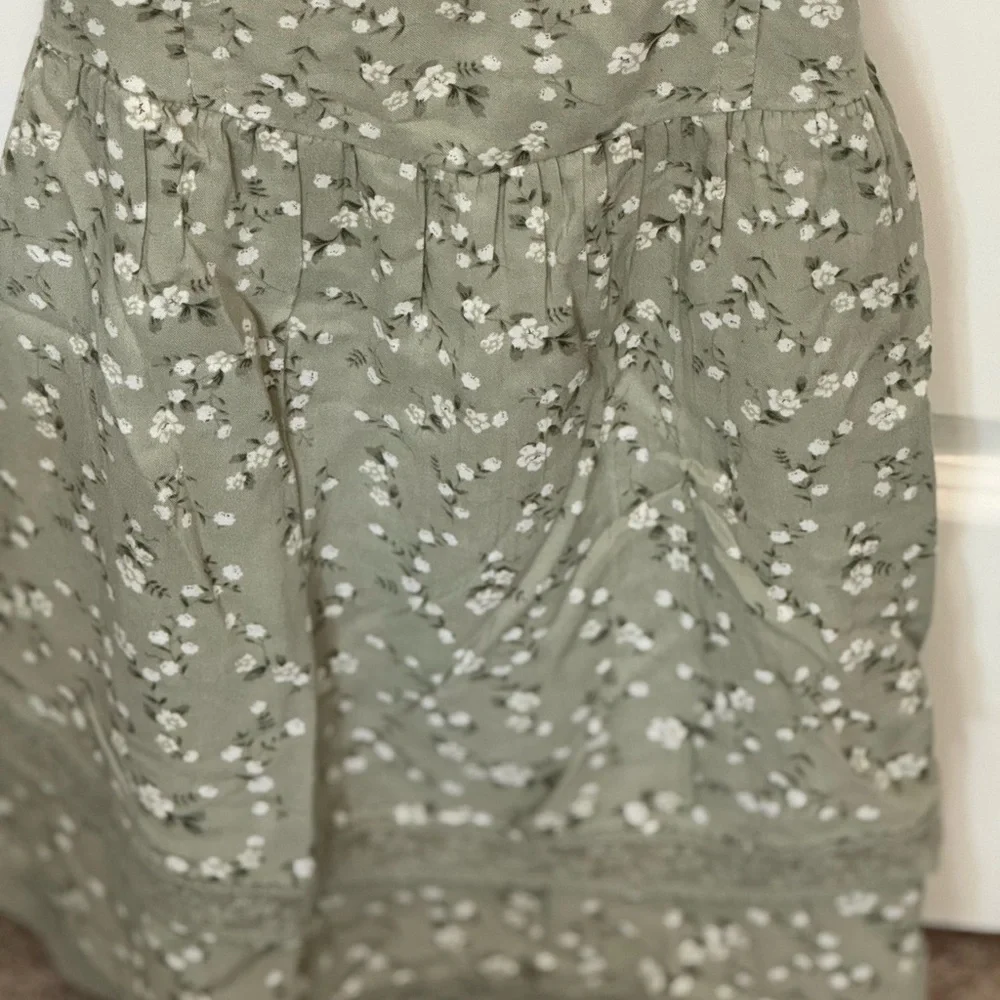 NWT-Hollister Green Mini Sundress With Embellished Flowers, Womens (XS) Clothing - Picture 10 of 13